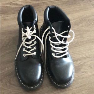 Dr. Martens 6-eye black boots
